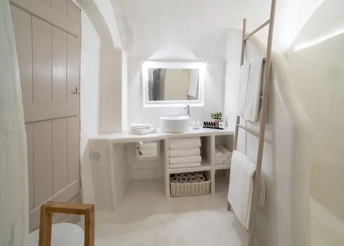 The Globe סנטוריני