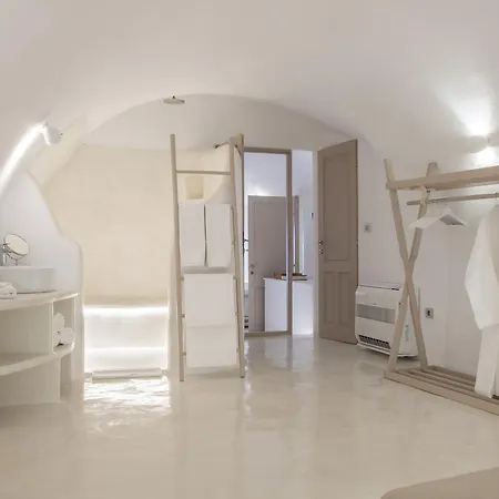 The Globe Fira (Santorini)