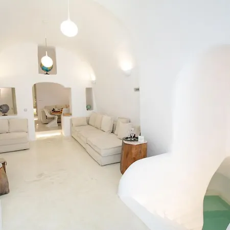 The Globe * Fira (Santorini)