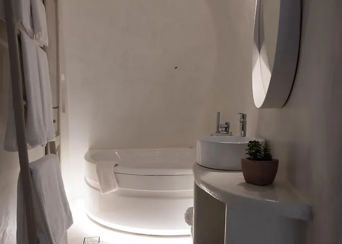 The Globe Fira (Santorini)