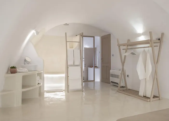 The Globe Fira (Santorini)