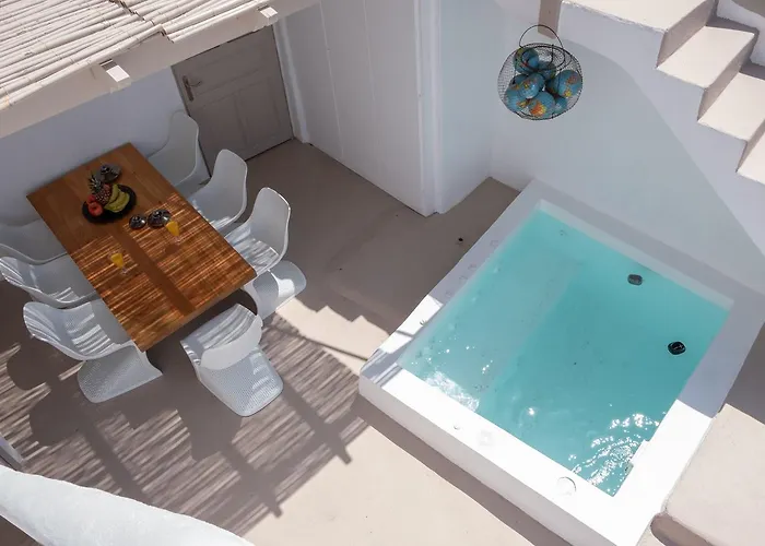 The Globe Fira (Santorini)