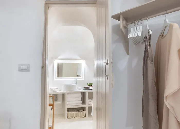 The Globe Fira (Santorini)